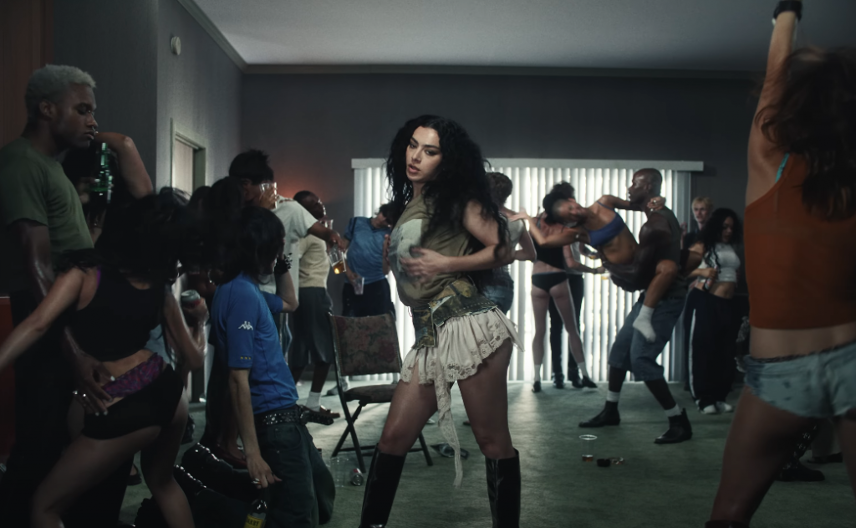 Mini suknje zaludele Srpkinje: Setile se trenda iz 2000-ih, pa pojurile da nabave hit komad, sad ga sve nose ovako