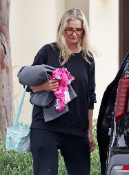 Da li možete da je prepoznate? Bila je bomba devedesetih, plavuša za kojom su frajeri uzdisali, a onda je digla ruke od svega