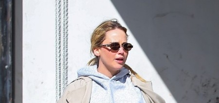 Sa mantilom nema greške: Klasičan model koji morate imati ovog proleća, kroj je savršen, a o boji da ne govorimo