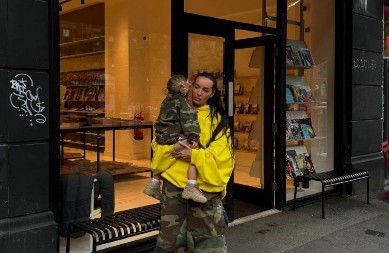 „Treba da te bude sramota“: Mama pokazala kako uči ćerku slova i zgrozila milione ljudi