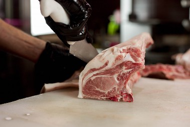 Čak i ako marinirate bude suvo i tvrdo: Evo koji sastojak treba da dodate da bi meso bilo mekano, ali na jednu stvar obavezno obratite pažnju