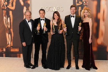 Najsmeliji stajlinzi sa Oskara 2025: Zvezde više gole, nego obučena, Demi Mur zasenila mlađe kolenice