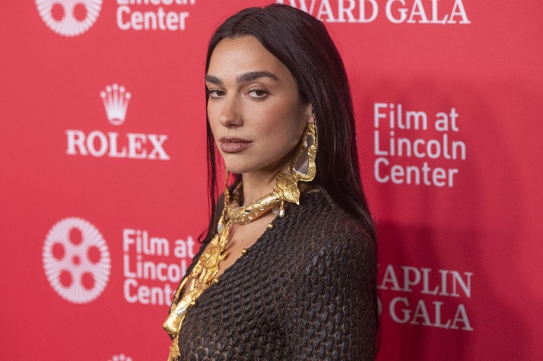 Najomraženija Albanka u Srbiji ponovo šokira: Providna, čipkasta haljina sve otkrila, a ispod nje samo mikro tange!