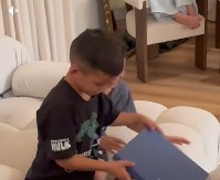 Dečak je 6 godina molio da mu kupe psa: Kad je otvorio rođendanski poklon, rasplakao je celu zemlju!