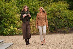 Vizuelno stanjuje figuru: Modni trikovi koji će vam pomoći da sakrijete stomak i izgledate vitko