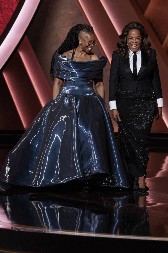 "Pa ovo je hodajuća reklama za lekove za mršavljenje!": Fotografija poznate voditeljke i glumice obišla planetu