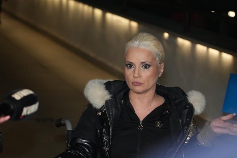 Ko je kontroverzna snajka Maje Nikolić? Poznata je na celom Balkanu, podneta i prijava protiv nje, imala je šta i pevačica da kaže za nju