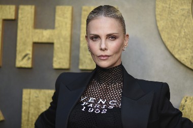 Šarliz Teron voli golišavost: Glumica pozirala u providnoj haljini, sve dala na izvolite, a onda pokazala i ovo