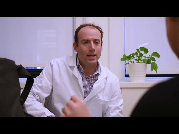 Poznati kardiolog upozorava: Tihi ubica se krije u ovom pokretu - ustanete, pritisak skoči, sledeći je INFARKT