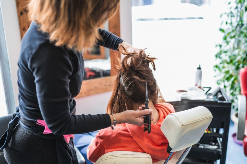 Frizerka otkrila trik za kosu koja se brzo masti: Ne košta ni dinar, a kažu da provereno radi