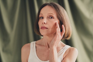 3 namirnice koje ubrzavaju starenje, izazivaju i ekceme i akne: Srbi i Srpkinje ih tamane, jednu posebno obožavaju, a nemaju pojma koliko može biti štetna