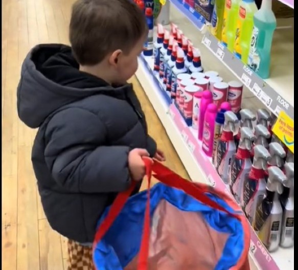 „Želimo da vidimo tatinu reakciju“: Mama je rekla sinu da odabere tati rođendanski poklon, dečak nasmejao 1,5 milion ljudi!