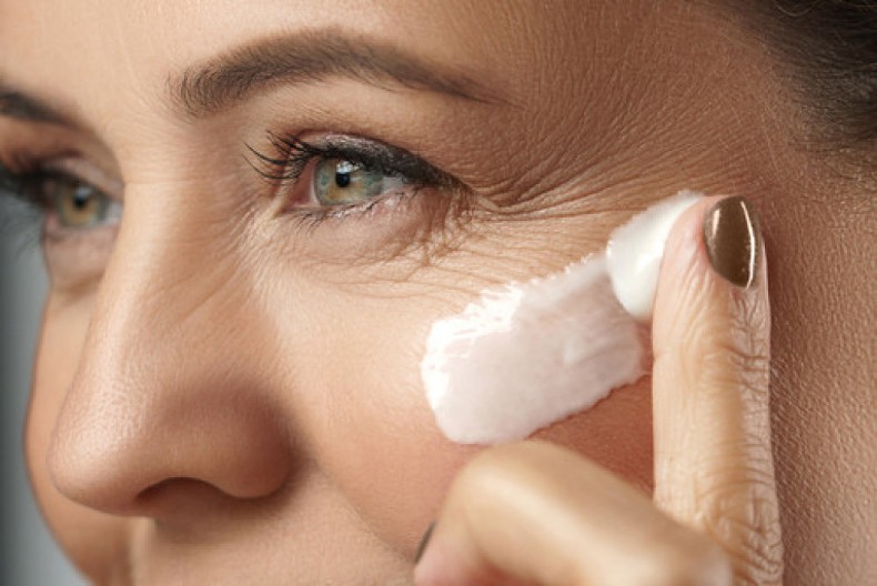 Namažite je 2 sata pre odlaska u krevet: Prirodna domaća krema zateže bore oko očiju