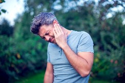 Uši vas često svrbe? To nije uvek bezazleno, može ukazivati na neizlečivu kožnu bolest