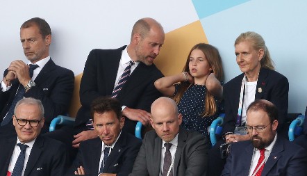 Šarlot bacila princa Vilijama potpuno u drugi plan: Poveo je na utakmicu, a zbog onog što je uradila u VIP loži, kažu da krv nije voda!