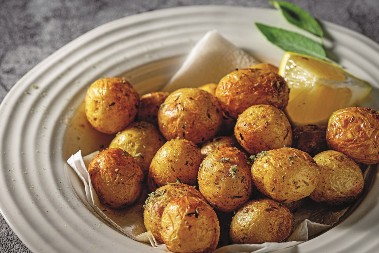 Zaboravite na šporet: Uz ovaj genijalni trik skuvaće vam krompir ZA SAMO 10 MINUTA – niko ne veruje kako lako ide!