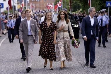 Uf, uf, šta se ovo desilo, "presekla" se iznenada: Kraljici hitno ukazana medicinska pomoć