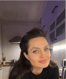 Ovo nije Anđelina Džoli! Izgledaju potpuno isto, evo ko je lepotica koju svi mešaju s poznatom glumicom