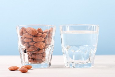 Namočite 4 badema preko noći: Jedite ih ujutru i rešite problem koji mnoge muči