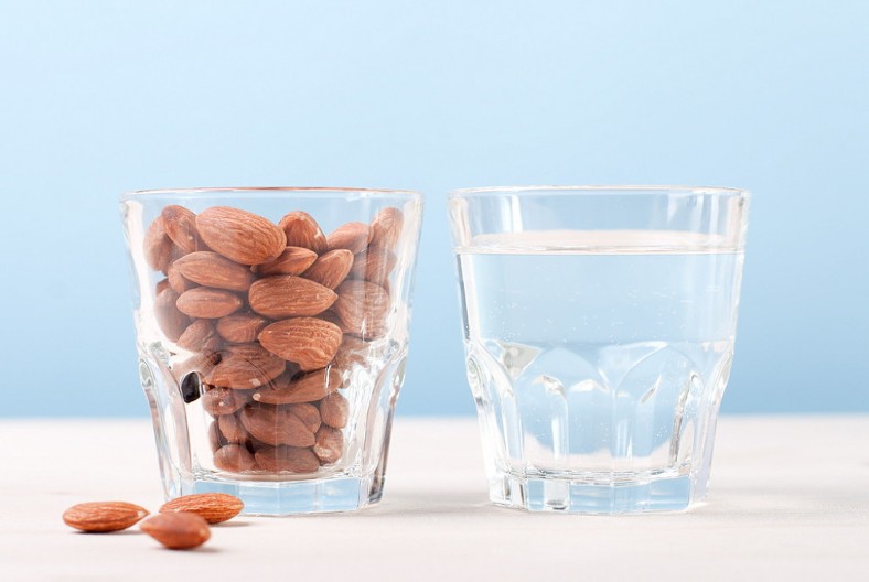 Namočite 4 badema preko noći: Jedite ih ujutru i rešite problem koji mnoge muči