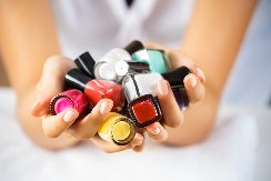 Boja noktiju koja je hit proleća: U salonima se traži samo takav manikir, nose ga i mnoge poznate dame