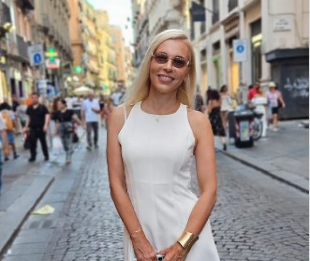 Žena koja prkosi godinama: Irina Vukotić blista na Kapriju, u petoj deceniji izgleda bolje nego ikad