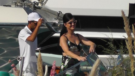 Sve glasniji tračevi o njihovoj vezi, ono što je sigurno — ona bira samo dobre frajere: Au kakvog političara je upecala pevačica