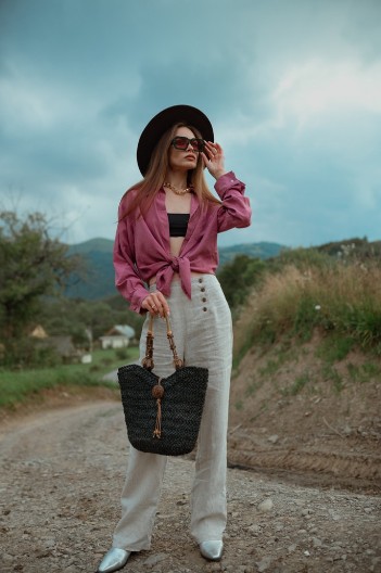 Bezvremenska elegancija, bez žrtvovanja udobnosti: Ovaj model pantalona je najveći letnji hit