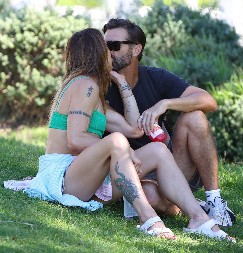 Ovakve isklesane trbušnjake kod jedne žene sigurno niste videli! Čak i sočni poljupci sa dečkom pali u drugi plan - njeno telo je brutalno!