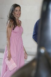 Bomba od haljine: Letnji model koji se razgrabi u trenu, a sve je počelo od kraljice Leticije koja se prva zaljubila u njega!