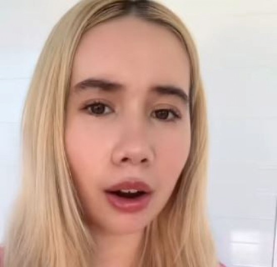 Skandali je prate od detinjstva, a sad je srušila internet: Lažirala svoju smrt, pa zaradila milion, za tri sata