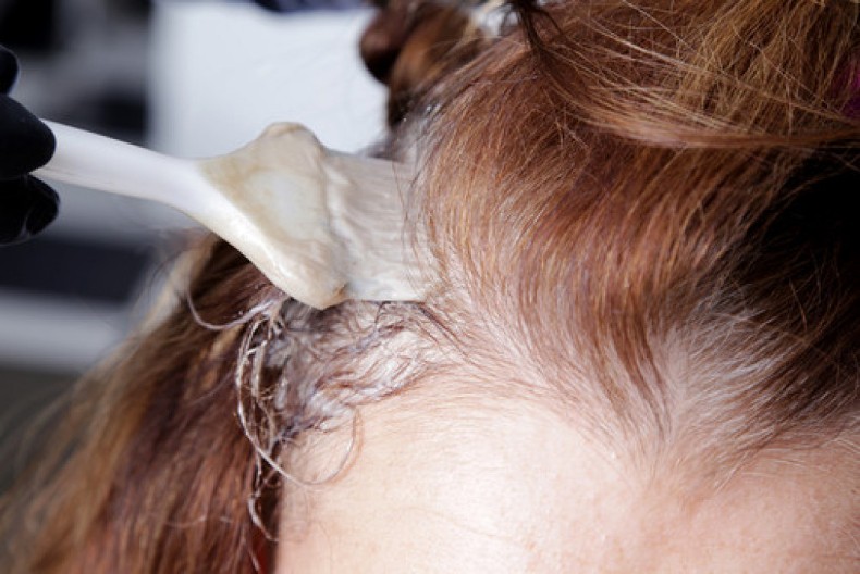 Kako da se farba što bolje primi na sedu kosu? Frizerka dala rešenje za problem koji muči većinu žena