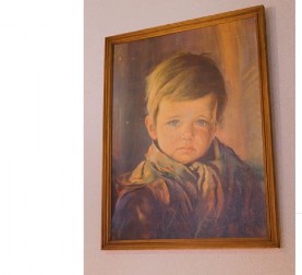 Skoro svaka kuća u bivšoj Jugoslaviji imala je ovu sliku: Niko nije ni slutio da se iza nje krije jeziva priča, evo ko je uplakani dečak