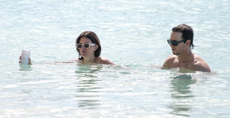 "Zar nema para da reši taj celulit?" Suprugu slavnog glumca blate zbog izgleda - za njega kažu da je Apolon, za nju da je čisti prosek!