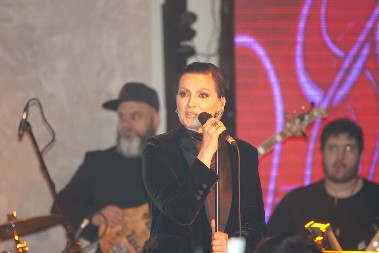 Njih dve su preslikane, ama iste? Na fotografijama iz mladosti, Nina Badrić neverovatno podsećaju na Kim Kardašijan, a šta vi kažete?