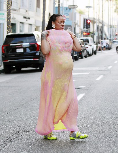 Trudna Rijana prešla igricu: Haljina od 2.500 evra izazvala kolaps u saobraćaju, ali - da li je vredna tih para?