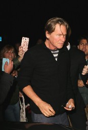 Poznati glumac preminuo od raka grla: Ovo su simptomi opake bolesti koji mnogi ignorišu i mešaju sa prehladom