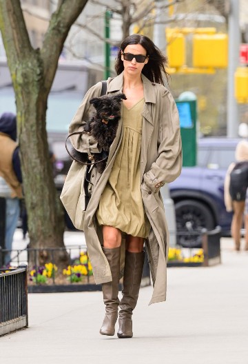 Slavna manekenka ga nosi u Njujorku, a zašto ne biste i vi u Beogradu? Vadite ovaj ultramoderan mantil iz ormara, IN je upravo sada u Srbiji, odličan za kišu