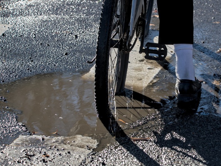 Da l' bele čarape, da l' svetle pantalone, svejedno je: Evo kako da očistite odeću posle kiše, bare na ulici više neće biti problem