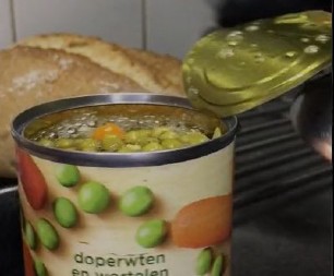 Jednostavan trik za otvaranje konzervi: Bez muke i prosipanja uz samo kašiku ili viljušku