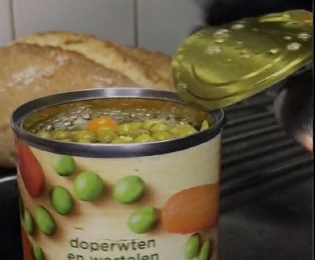 Jednostavan trik za otvaranje konzervi: Bez muke i prosipanja uz samo kašiku ili viljušku