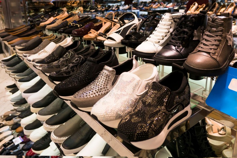 Prošle godine svi odlepili za njima, opet isto i ove godine: Ovo su najpopularnije papuče ovog leta, nose ih i žene i muškarci