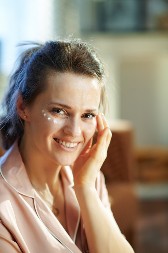 Reši se bora i pega lakše nego ikad pre: Samo pomešajte ova 4 sastojka iz kuhinje i i gledaj kako će ti lice zablistati kao sa reklami