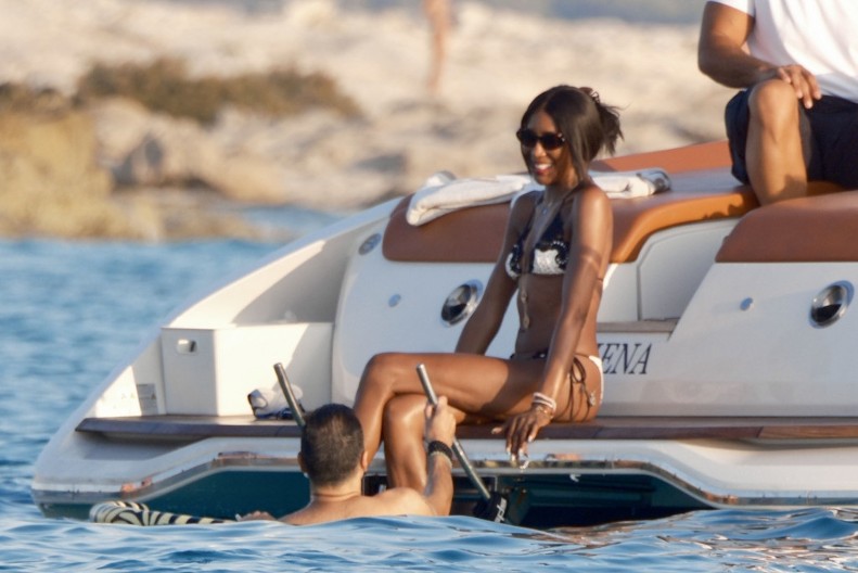 Devojke od 25 godina sanjaju o ovakvom telu: Naomi Kembel u 55. godini ne zna za starenje - niti sala, nit' celulita, a prava kao strela!