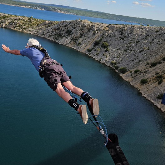 Ima 82 godine i skače s mosta u reku: Deka pokazao da godine nisu prepreka, uz osmeh oborio rekord!