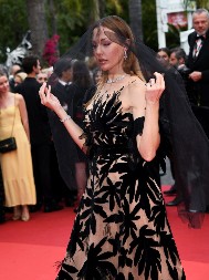 Skandal ili čarolija? Hurem zasenila sve zlatnim izdanjem na intimnoj, ali luksuznoj proslavi