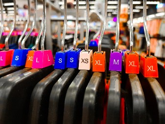 Kada ovo vide naše babe, obavezno nas pitaju "Pa što apa-drapa?": Aljkavi stil se ponovo vratio u modu, obožavaju ga i žene i muškarci, niko ne sme više da ga kritikuje