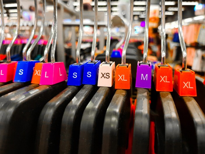 Kada ovo vide naše babe, obavezno nas pitaju "Pa što apa-drapa?": Aljkavi stil se ponovo vratio u modu, obožavaju ga i žene i muškarci, niko ne sme više da ga kritikuje