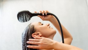 Kupanje hladnom vodom osvežava ili ugrožava srce? Evo šta kažu lekari