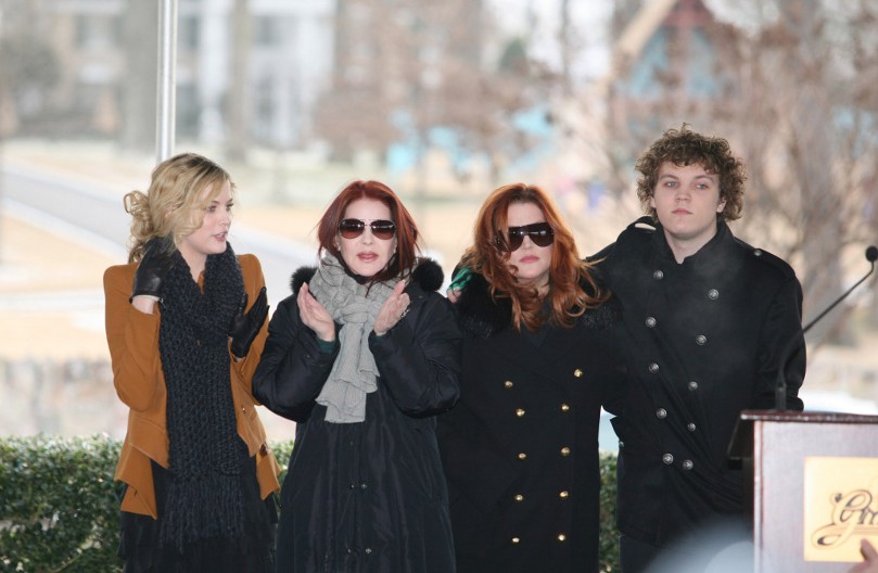 Zbog bogatstva isključila je rođenu ćerku sa aparata: A nakon njene sahrane, vikala je "Ja sam kraljica!" - za nju kažu da je majka monstrum